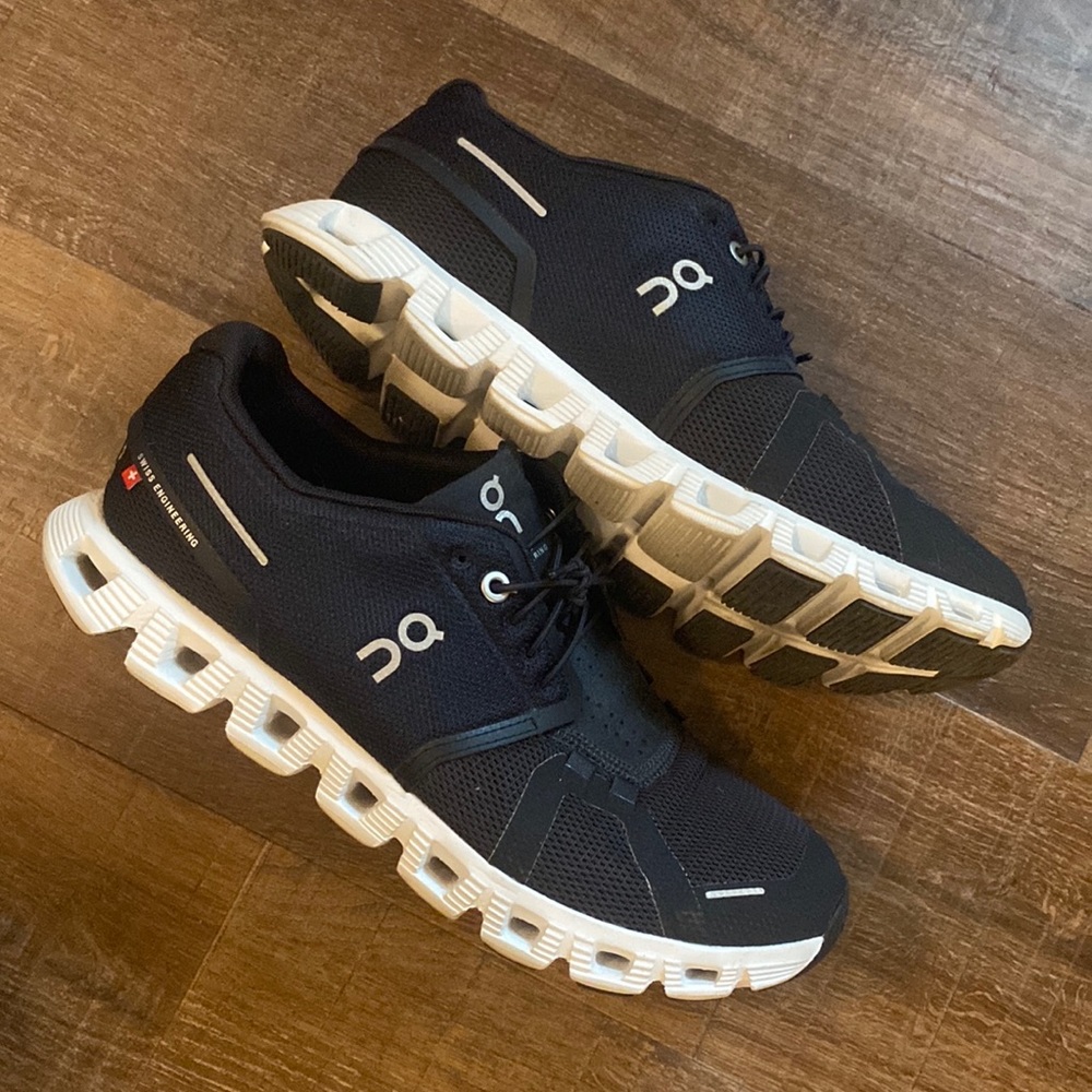 Women’s On Cloud Cloud 5 sneakers size 8.5